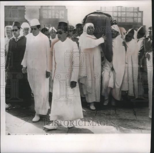 1961 Press Photo King Moulay Hassan II leading his father's funeral procession-Historic Images