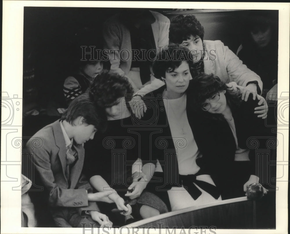 1985 Press Photo Officer Rosario Collura&#39;s family attending his funeral service - Historic Images