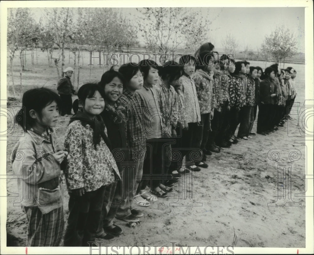 1982 Press Photo Chines children lined up boys and girls in separate rows.-Historic Images