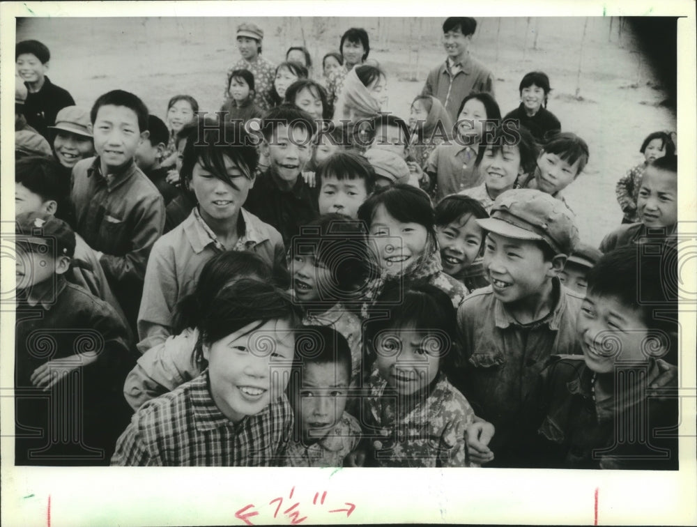 1982 Press Photo Excited Chinese Children gather around visitors to village.-Historic Images