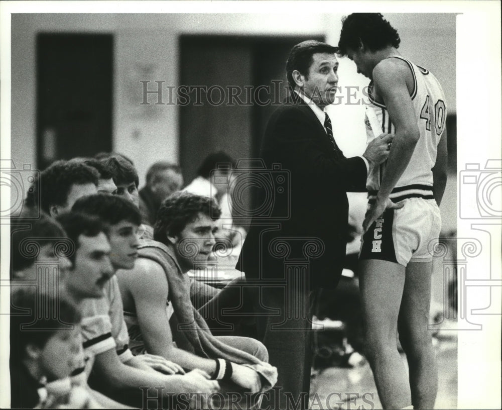 1982 Press Photo WCTI coach Wally Wiese talks to freshman John Harry - Historic Images