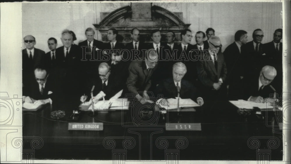 1971 Press Photo- Big Four Foreign Ministers Conference Sign Berlin Agreement. - Historic Images