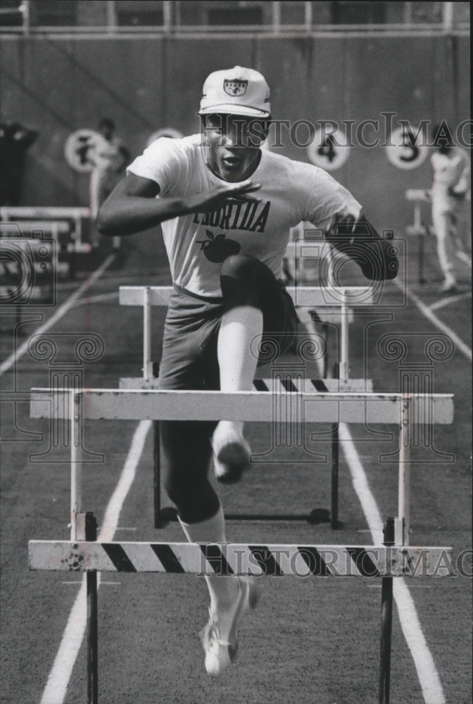 1977 Press Photo King Lee runs track for North Division High School. - mja80186- Historic Images