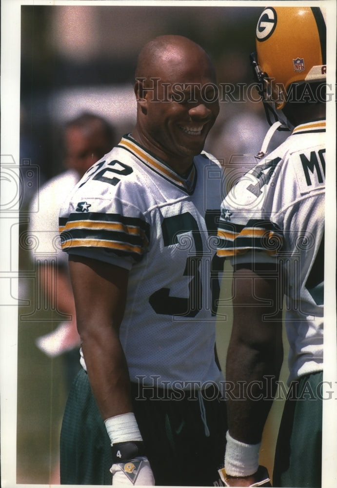 1994 Press Photo Green Bay football player Reggie Cobb has a lot to smile about - Historic Images