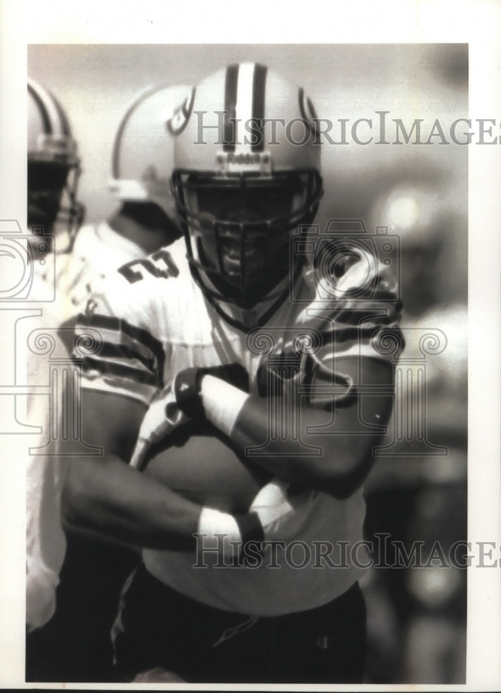 1994 Press Photo Green bay Packers football player Reggie Cobb hugs the ball - Historic Images