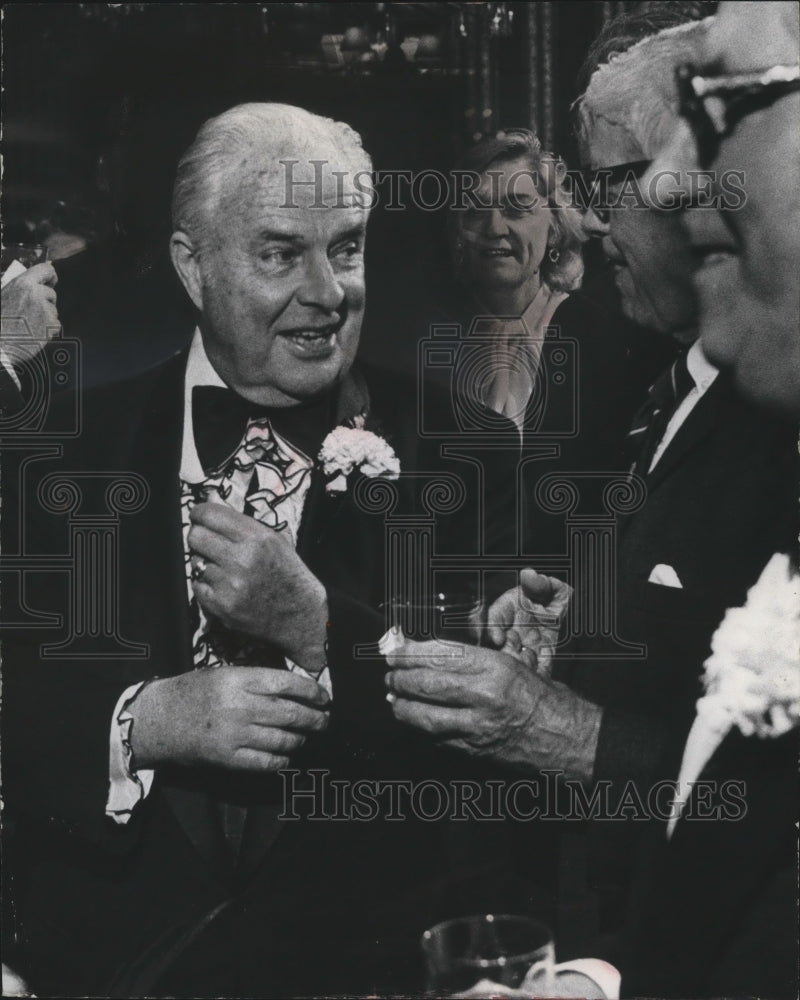 1979 Press Photo County Executive Doyne shows off his green ruffled shirt - Historic Images