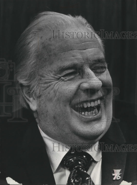 1976 Press Photo John Wayne laughs in a picture - mja80253-Historic Images