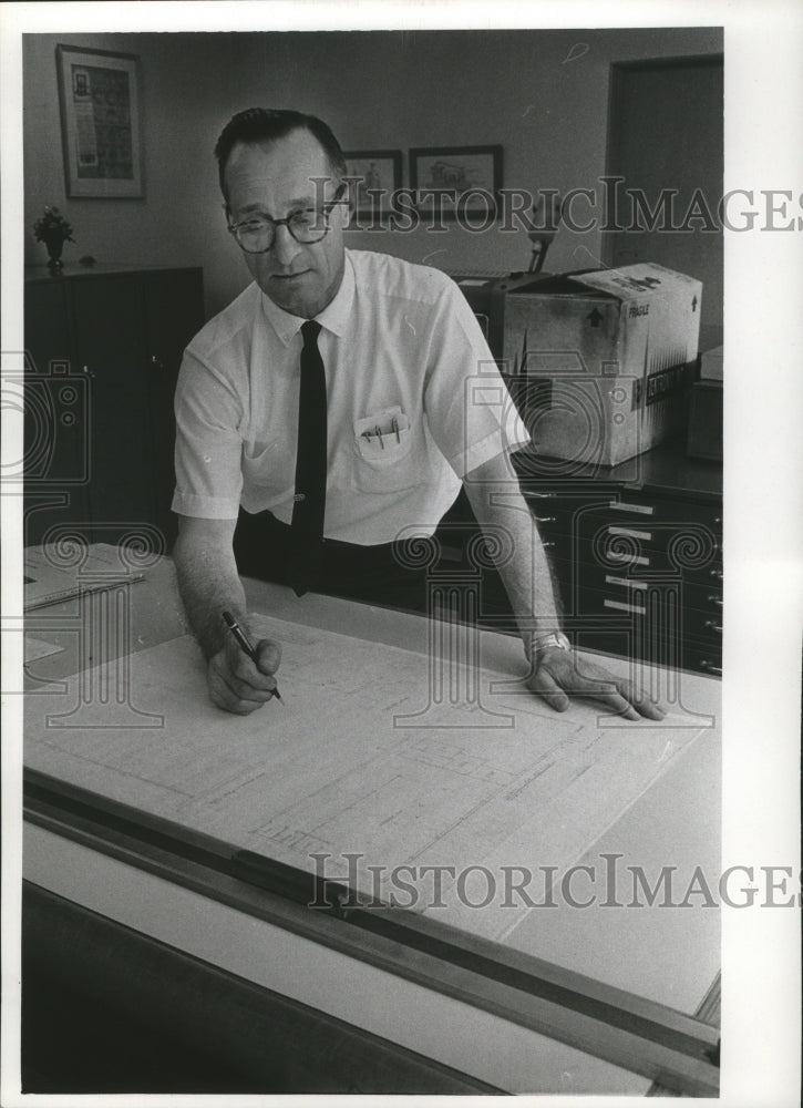 1968 Press Photo Bert Collier, Milwaukee Journal Employee, Wisconsin - mja80307-Historic Images