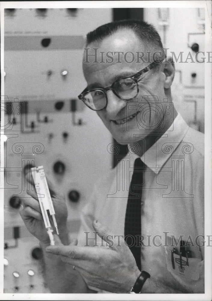 1965 Press Photo a man with a psychrometer, measures room temperature &amp; humidity - Historic Images