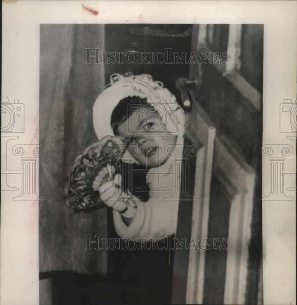 1950 Press Photo Monaco&#39;s Princess Caroline Playing at Monaco Railroad Station - Historic Images