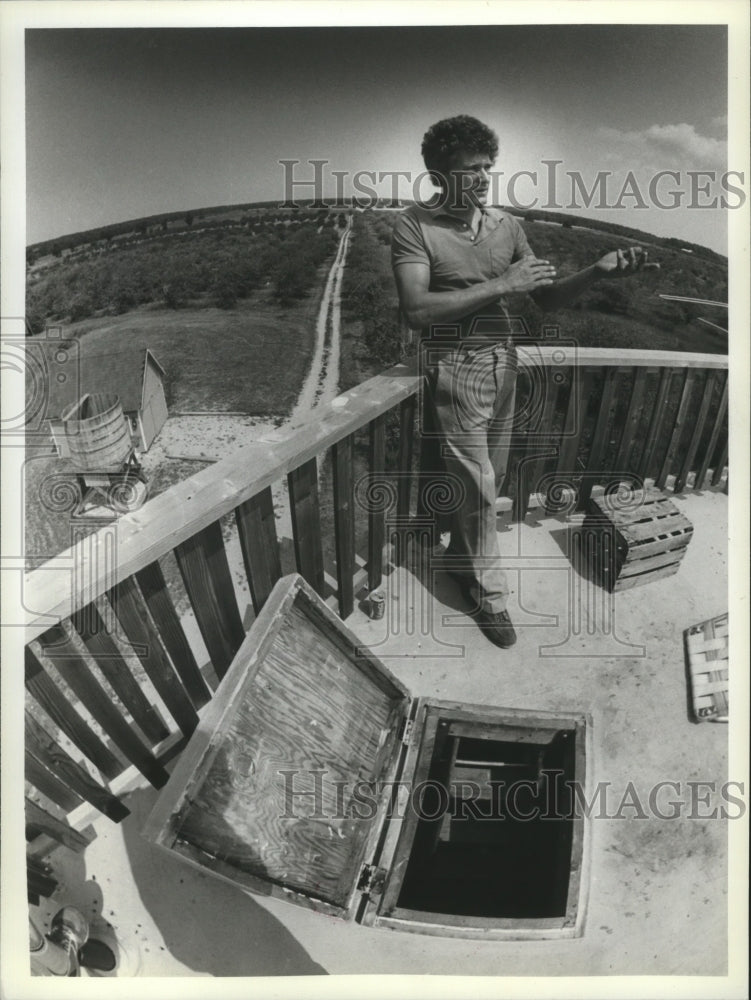 1983 Press Photo on top of his Water tower house, stands Mitch Larson - Historic Images