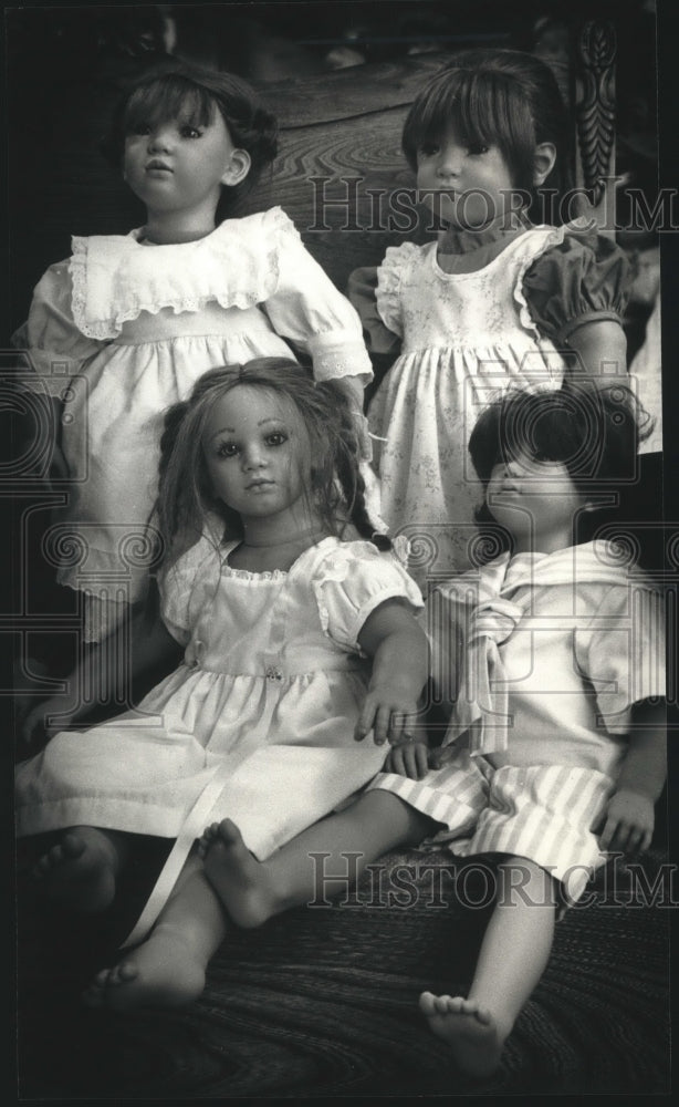 1992 Press Photo &quot;Barefoot Children&quot; Dolls available at Finch&#39;s Nest. - Historic Images