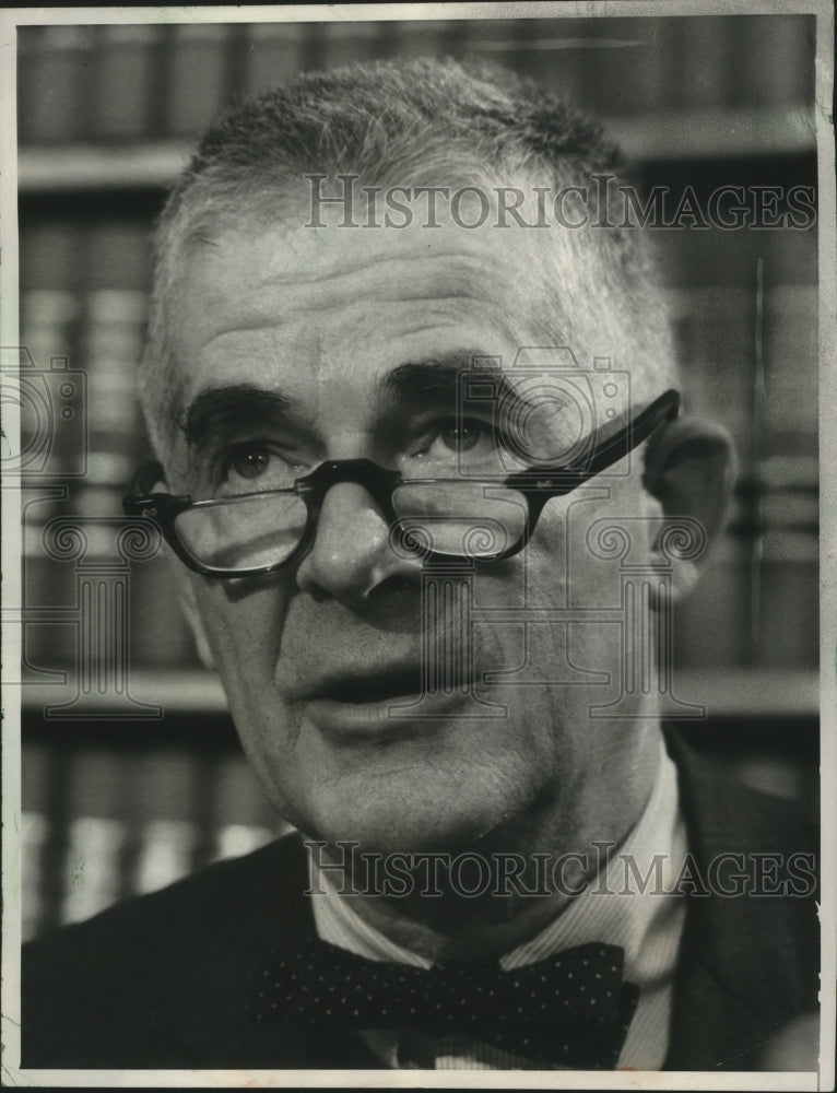 1973 Press Photo Watergate Prosecutor Archibald Cox talks to newsmen - mja80477-Historic Images