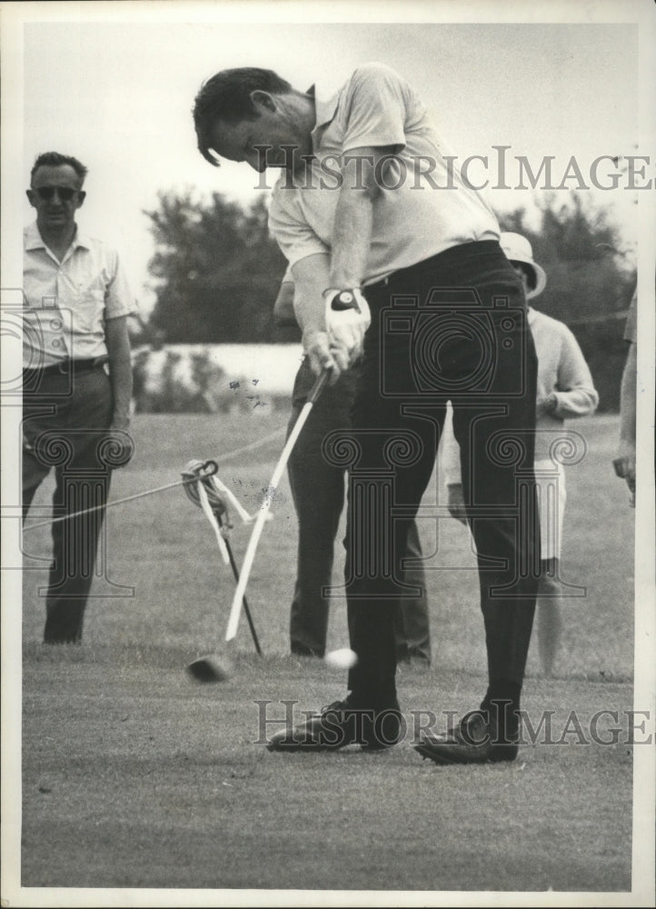 1970 Press Photo Golfer Deane Berman talks a shot on the course - mja80484-Historic Images