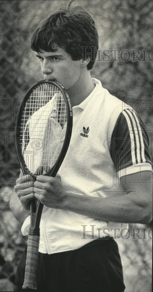 1984 Press Photo Jeff Wiegard Playing Tennis For Brookfield East High School - Historic Images