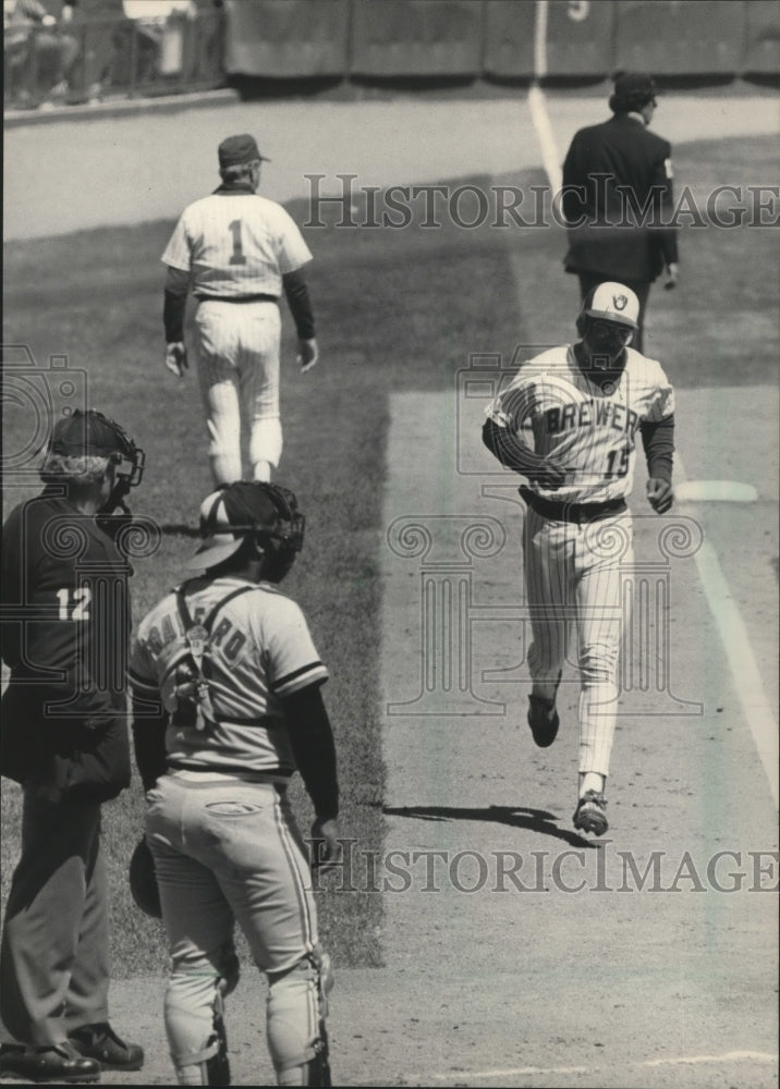 1984 Press Photo Baseball-Milwaukee's Cecil Cooper headed home in 4th inning - Historic Images