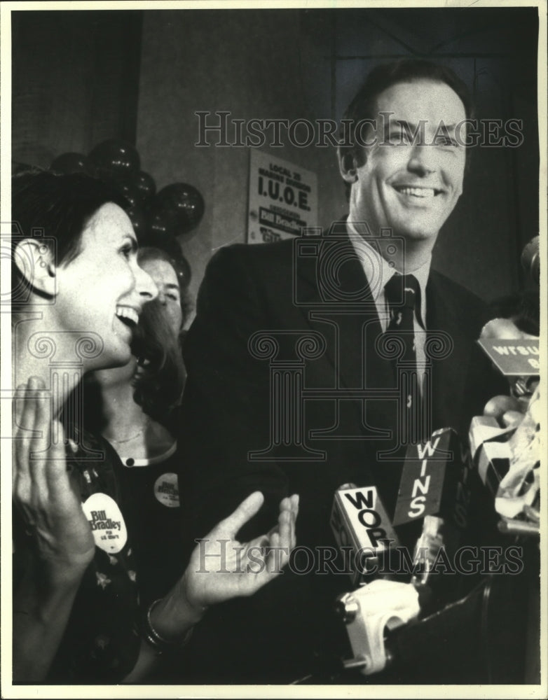 1978 Press Photo Bill Bradley and his wife Ernestine celebrate U.S. Senate win - Historic Images