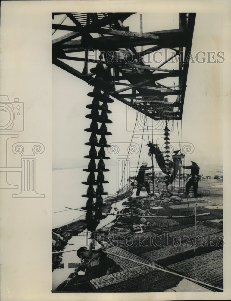1964 Press Photo workers work above the Chientang river in Communist China - Historic Images
