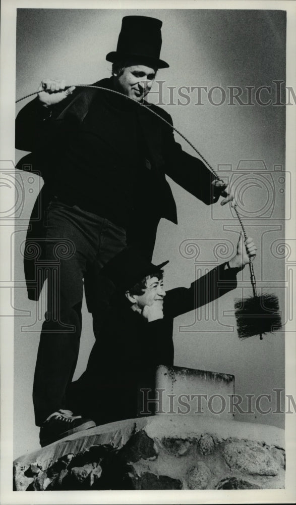 1978 Press Photo Chimney sweeps Jerry and Nancy Steinmann, Richfield, Wisconsin - Historic Images