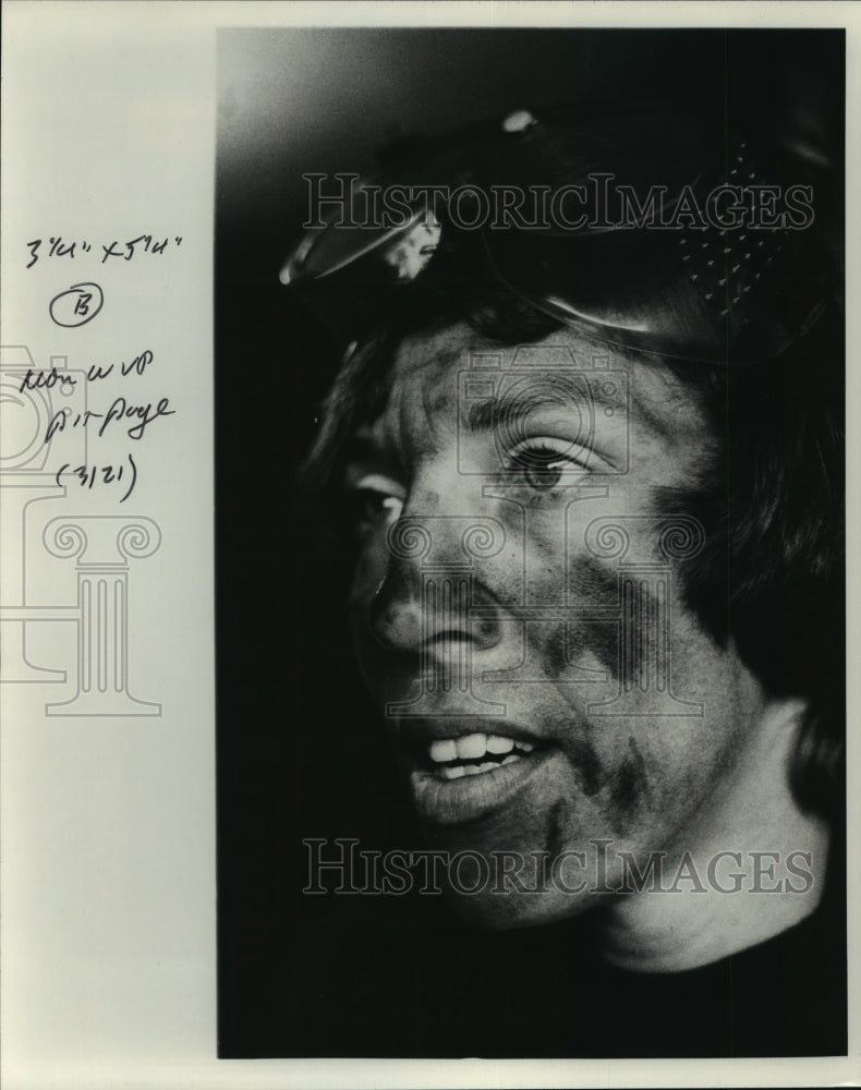 1983 Press Photo Peg Keenan covered in soot after a work day as a chimney sweep - Historic Images