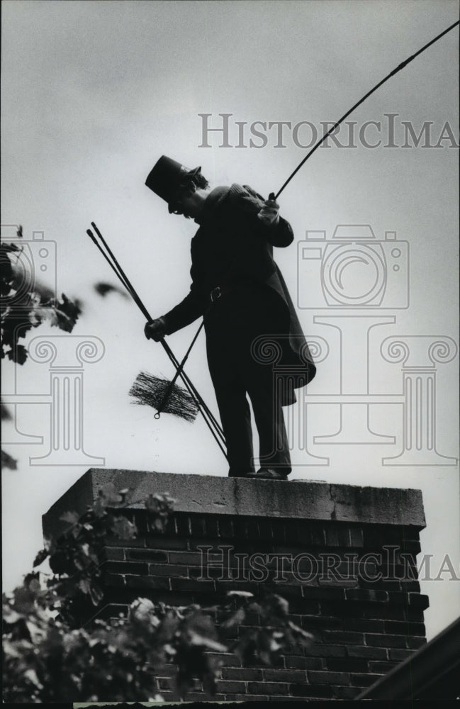 1978 Press Photo Neal Kautschneider on the chimney of Hales Corner home - Historic Images