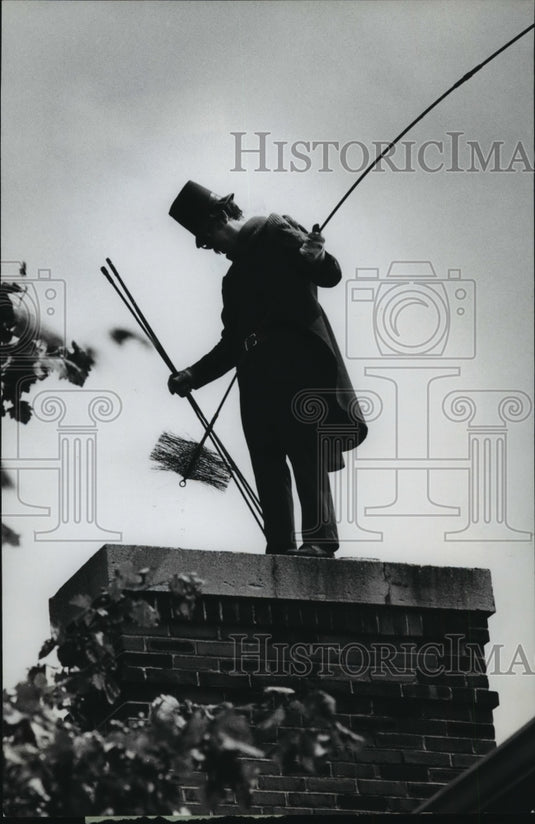 1978 Press Photo Neal Kautschneider on the chimney of Hales Corner home - Historic Images