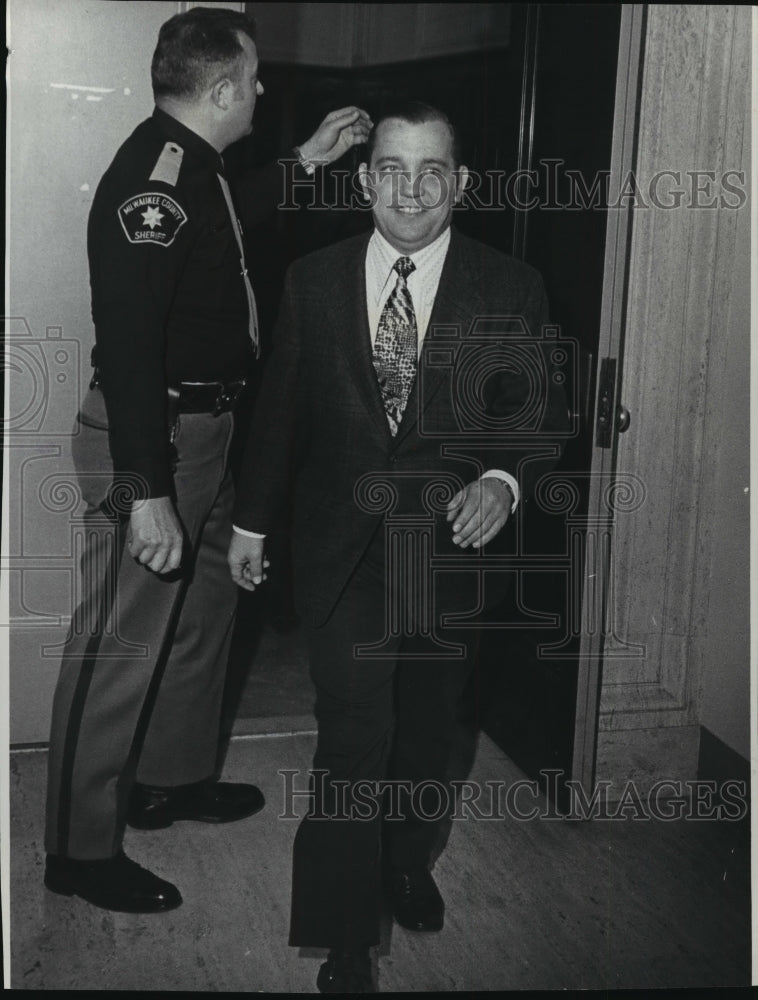 Press Photo William Chimo, President of Milwaukee Admirals, witness at trail-Historic Images