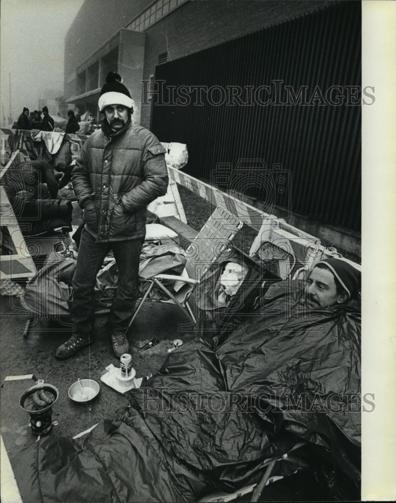 1981 Press Photo Joel Noel and Larry Bacal wait for Bucks playoff tickets- Historic Images