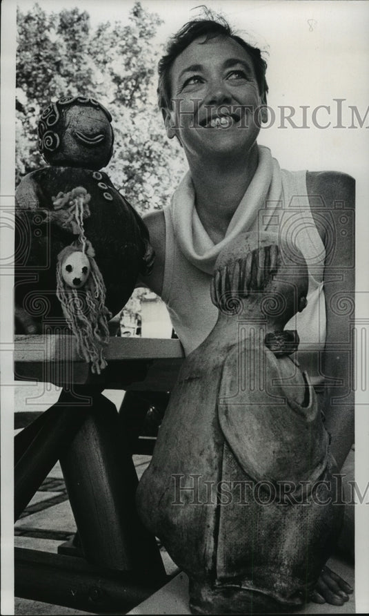 1977 Press Photo Joan Chalmers' series of cynical caricatures in Wisconsin - Historic Images