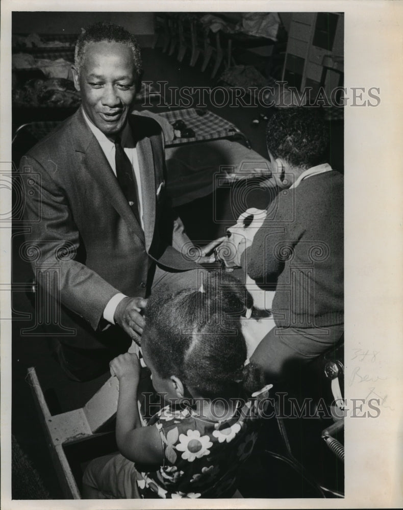 1970 Press Photo Reverend Jack H. Johnson with children at his day care center-Historic Images