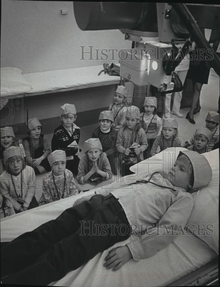 1973 Press Photo Child lays on x-ray table at St. Luke&#39;s Hospital, Wisconsin-Historic Images