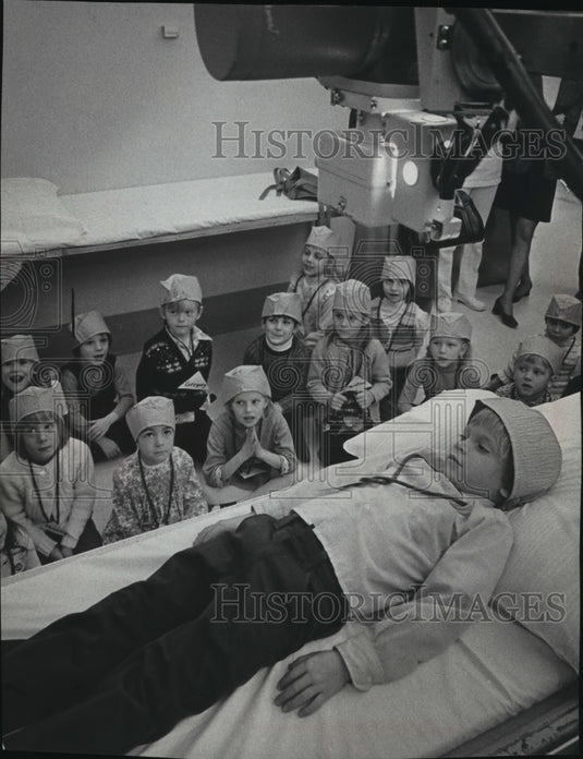 1973 Press Photo Child lays on x-ray table at St. Luke's Hospital, Wisconsin-Historic Images