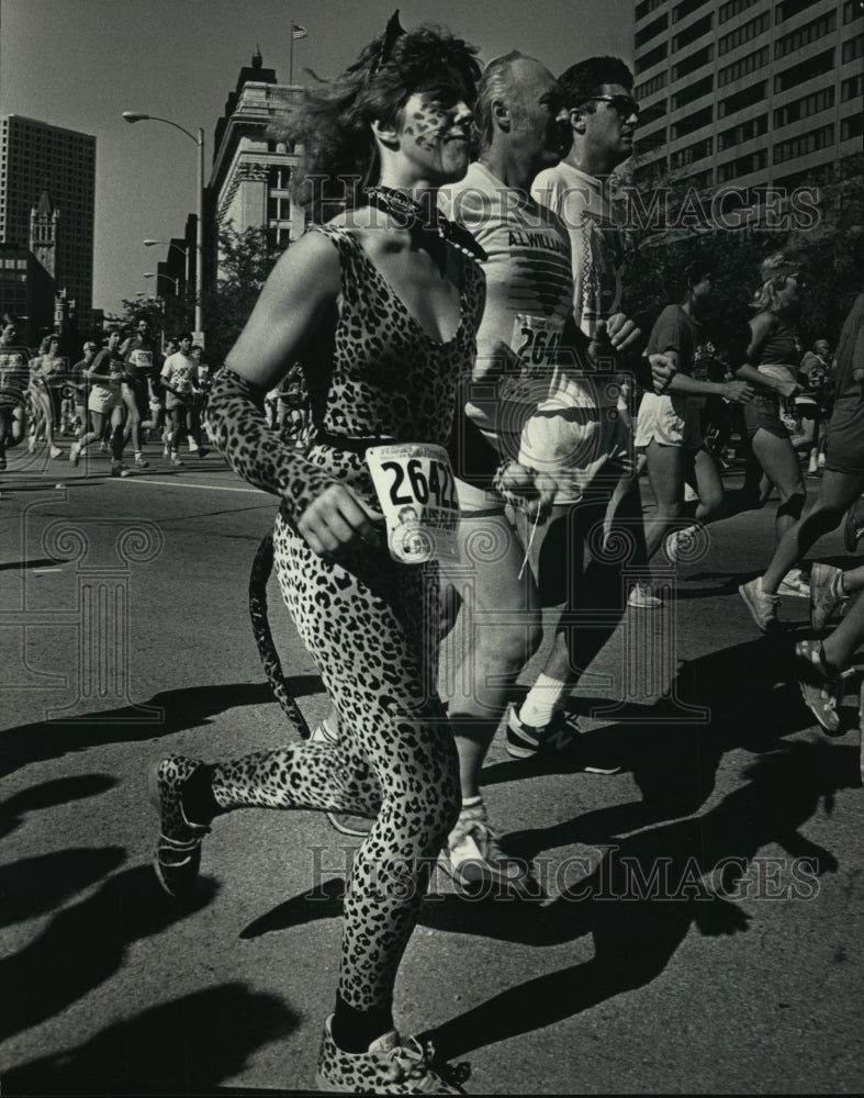 1987 Press Photo Costumed runners participate in Al&#39;s Run, Milwaukee - mja80814 - Historic Images