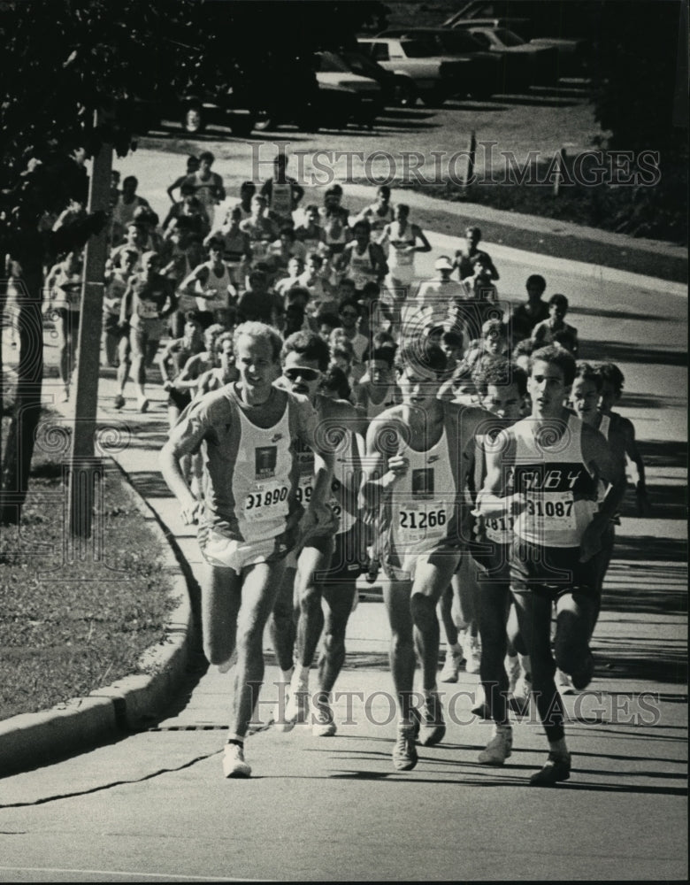 1988 Press Photo Leaders in Al McGuire Race in front of McKinley Marina- Historic Images