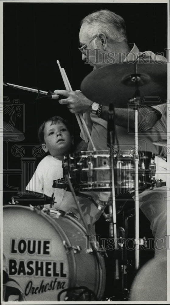 1988 Press Photo Robbie Pesch gets ready to sing with his grandpa Loren Kohel - Historic Images