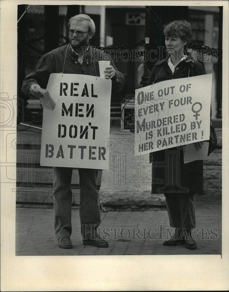 1985 Press Photo John Puls and Jean Lahti demonstrating for Women's Center Inc. - Historic Images