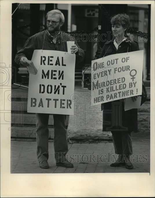1985 Press Photo John Puls and Jean Lahti demonstrating for Women's Center Inc. - Historic Images