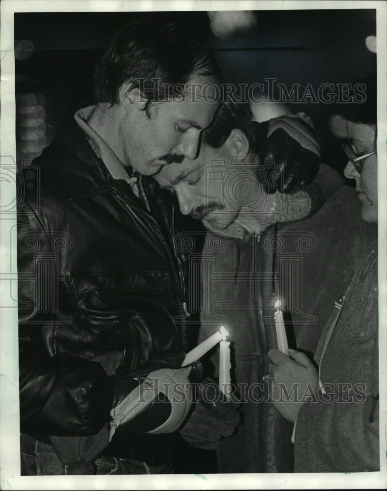1984 Press Photo Glenn Horrel Comforts Jim Turner After Rod Michaels&#39; Death - Historic Images