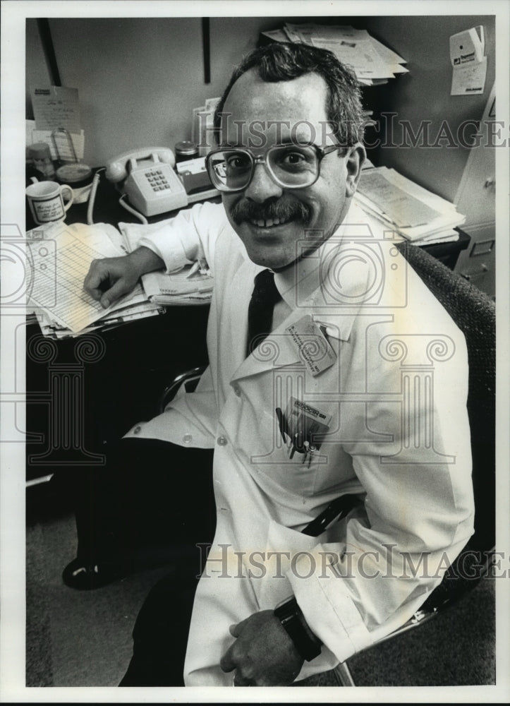 1990 Press Photo Lauren Charous Conducts Testing for Asthma Relief in Milwaukee - Historic Images