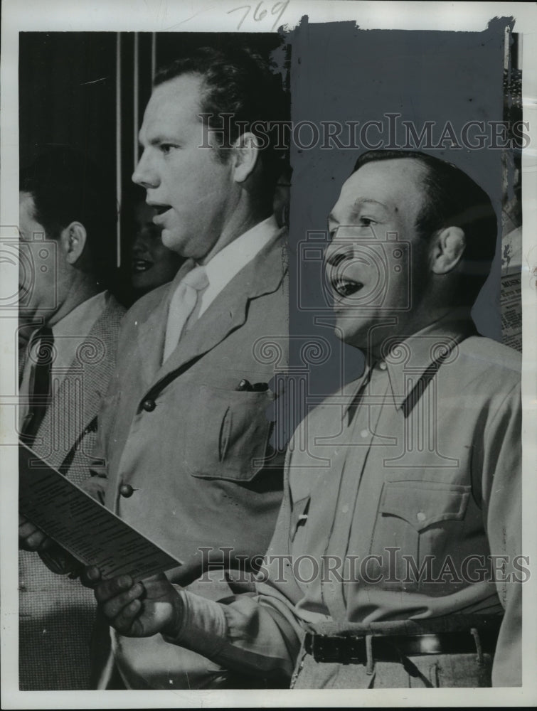 1950 Press Photo Lou Ambers onetime lightweight boxing champ sings in a choir - Historic Images