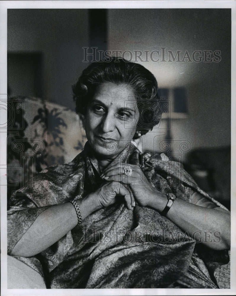 1964 Press Photo Mrs. Rajan Nehru: "Must Push A Little" - Historic Images