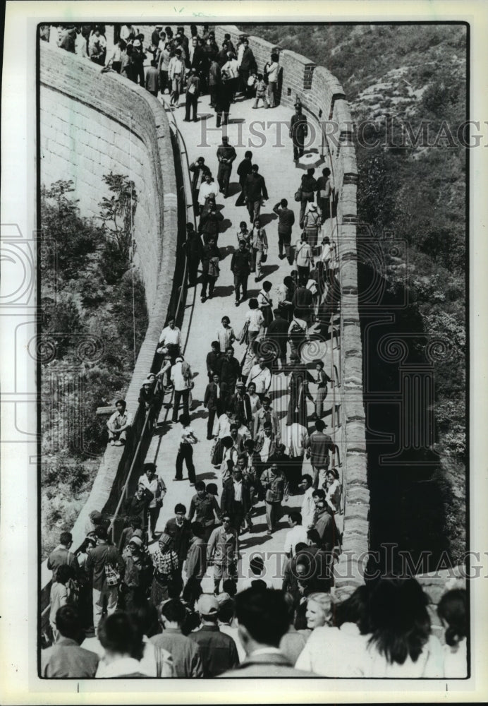 1985 Press Photo Crowds of Tourists Walked the Renovated Great Wall - mja81055-Historic Images