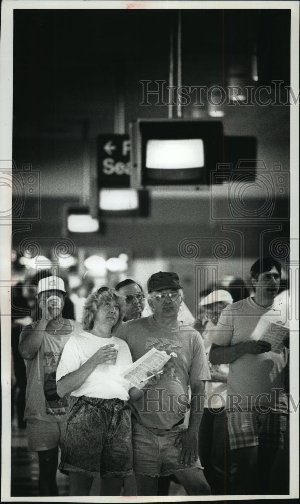 1989 Press Photo Racegoers watching dog race at Dubuque Grayhound Park in Iowa - Historic Images