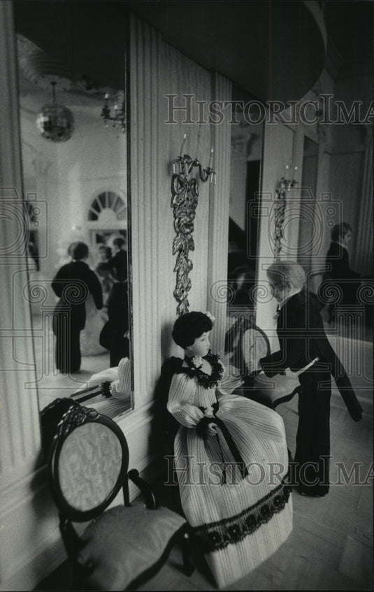 1985 Press Photo Doll House with detailed dÃƒÂ©cor and miniature couples-Historic Images