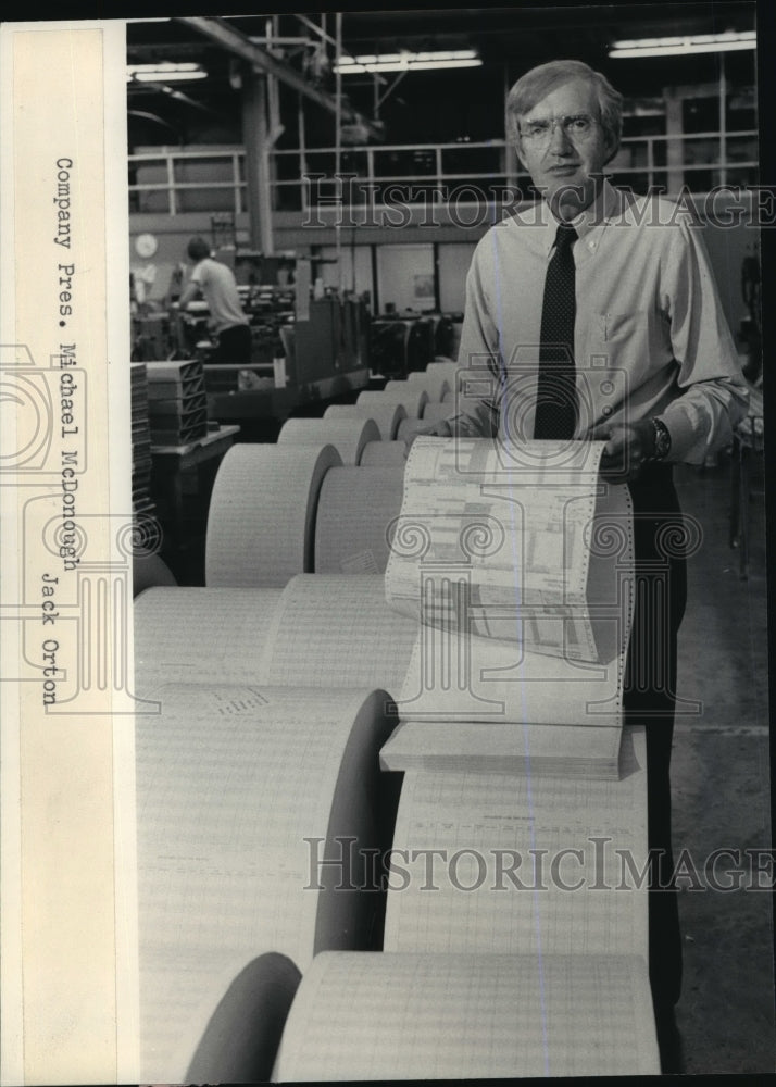 1984 Press Photo Michael C. McDonough of Dataforms Inc. checks printed forms-Historic Images