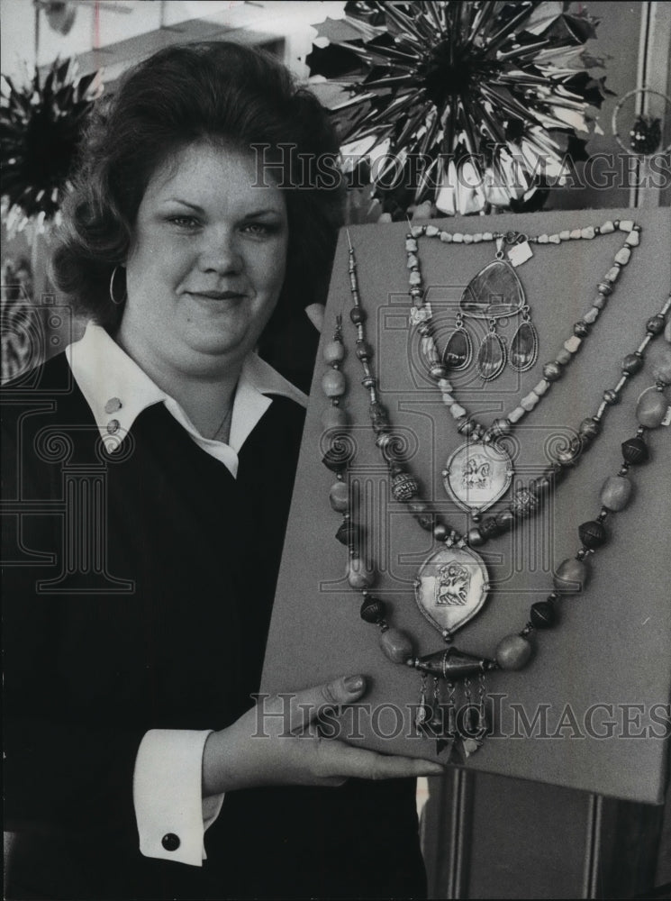 1976 Press Photo Linda Doll with a display of Museum gift shop jewelry - Historic Images