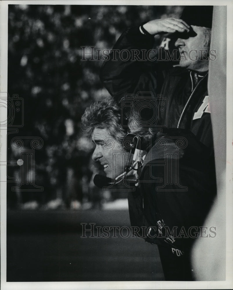 1978 Press Photo Coach John Coatta, calling Minnesota's football plays - Historic Images