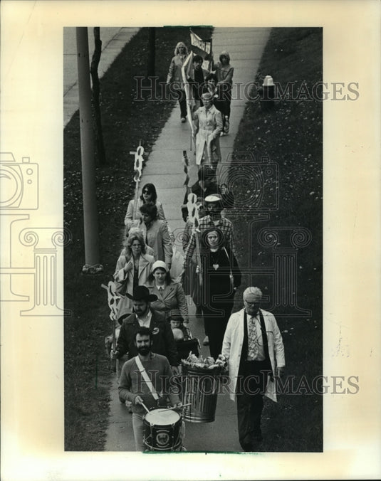 1983 Press Photo Anti-abortion demonstrators at Madison General Hospital-Historic Images