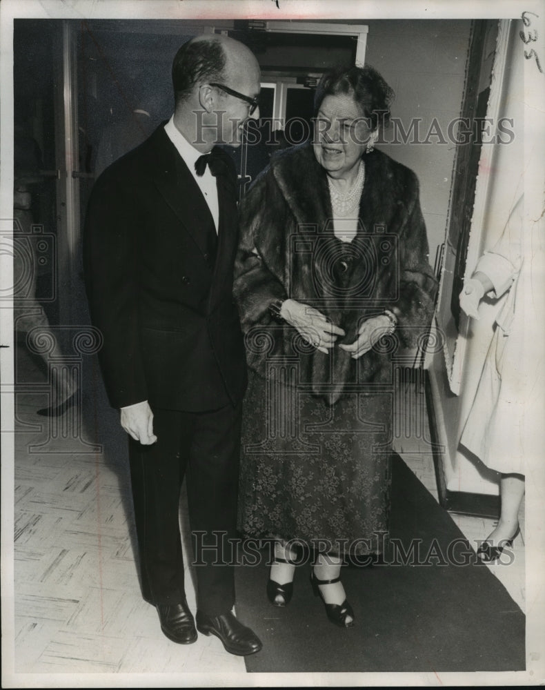 1951 Press Photo Mrs. Walter Dake, welcomed by Tom Patterson to Miller Theater-Historic Images