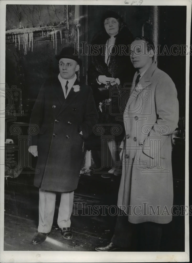 1950 Press Photo Walter J. Kohler Jr. (right), with father and mother. - Historic Images